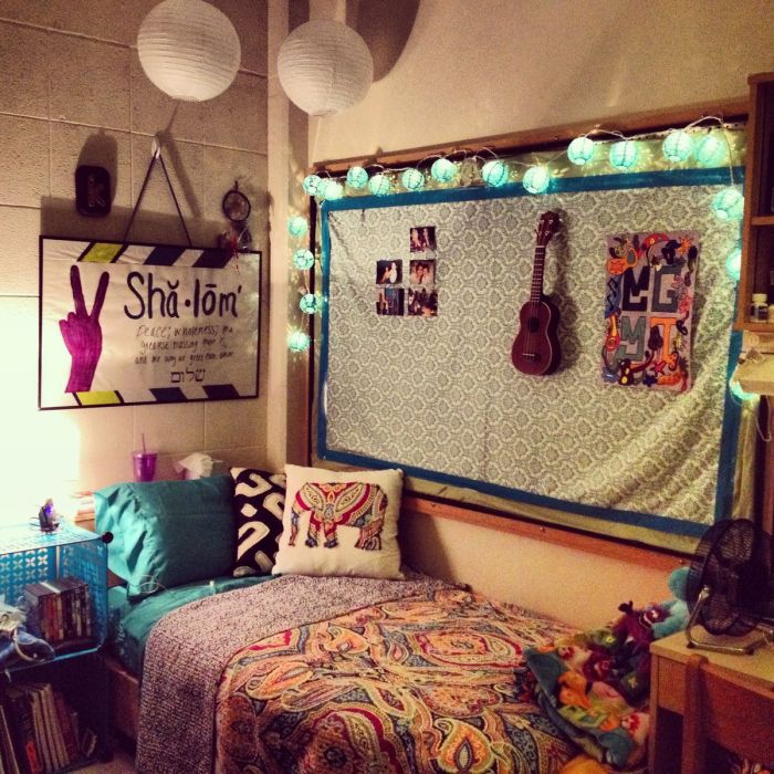 How to decorate a barren dorm room